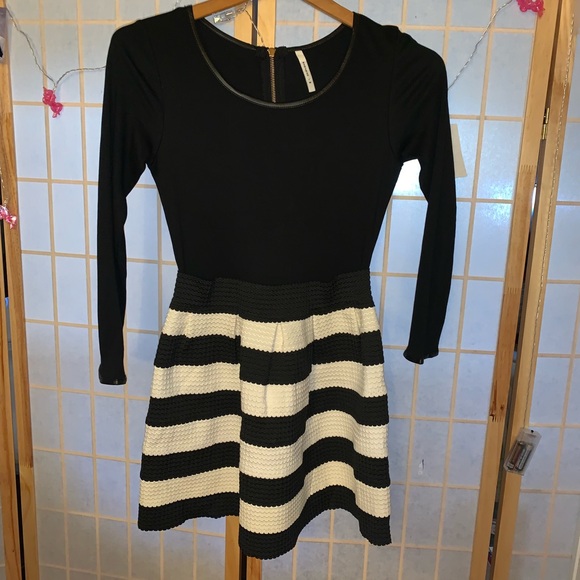 NWOT💕Gorgeous Dress - Picture 3 of 4